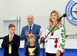 У «Паспортному сервісі» Президент України Петро Порошенко привітав власницю 10-мільйонного біометричного паспорта