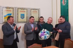 У Чернівцях привітали колегу з досягненням пенсійного віку державного службовця