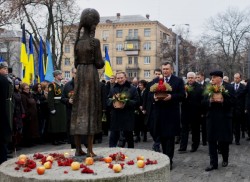 Президент В.Янукович вшанував пам'ять жертв голодоморів в Україні