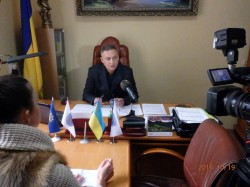 На Буковині тележурналістам розповіли про пластикові паспорти