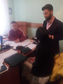 Співробітники Управління міграційного контролю, протидії нелегальній міграції та реадмісії ЦМУ ДМС в м. Києві та Київській області викрили іноземця-нелегала, який, використовуючи популярну послугу «Шлюб за добу», мав намір легалізувати своє перебування на території України