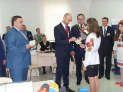 Під час святкування дня міста Арсеній Яценюк вручив паспорти п’ятьом чернівчанам