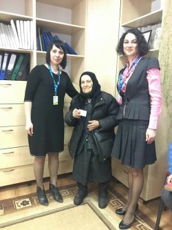 На Хотинщині пластиковий паспорт отримала 93-річна бабуся