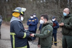 22 рятувальники, які борються з пожежами на території країни, отримали державні нагороди