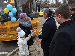 В смт. Іванівка відбулася урочиста церемонія передачі шкільних автобусів Бузинівській загальноосвітній школі І-ІІ ступенів та Павлинському навчально-виховному комплексу