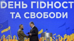 Президент нагородив героїв-добровольців, які пішли захищати країну з ЄвроМайдану