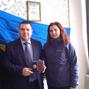 Волонтери, які опікуються українськими воїнами, нагородили керівника прикарпатської міграційної служби відзнакою «Гідність та воля»
