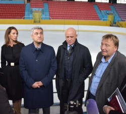 Сьогодні голова обласної ради Анатолій Урбанський відвідав льодову арену у Палаці Спорту