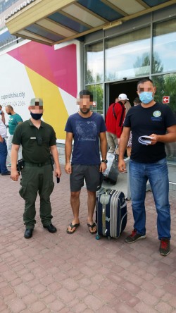 Міграційники примусово повернули до Туреччини неврегульованого мігранта, який намагався позбутися свого паспорта, щоб залишитися в України