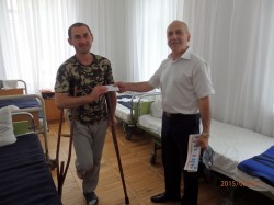 Буковинські міграційники передали допомогу пораненому земляку