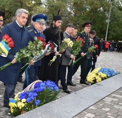 За традицією святкування Дня захисника України розпочалося урочистою церемонією на Алеї Слави у парку імені Т.Г. Шевченка