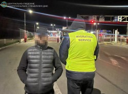 Іноземця, який перевищив термін перебування та ухилився від виїзду,  видворено з України