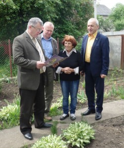 На Буковині ветерана паспортної служби привітали з 80-літтям
