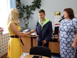 Отримав паспорт за допомоги міграційної служби Буковини