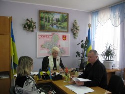 Перший заступник начальника міграційної служби Чернігівщини Володимир Рудницький провів робочу зустріч з селищним головою смт Варва