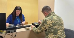 У Дніпрі терміново оформили закордонні паспорти черговій групі військових, які їдуть за кордон на навчання