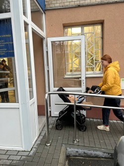 Простір, де турбота відчувається з порогу: безбар’єрність для мам з візочками!