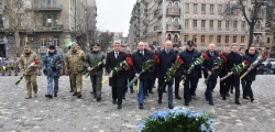 Участь керівництва обласної ради у церемонії покладання квітів з нагоди Дня Гідності та Свободи