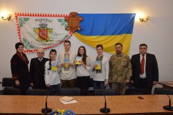 Четверо чернівчан першими отримали паспорт громадянина України