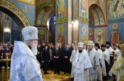 Президентське подружжя разом з родинами Героїв Небесної сотні взяли участь у панахиді за загиблими у Михайлівському соборі
