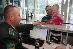 Харків`янка намагалася вивезти двох дітей закордон, маючи підроблену згоду чоловіка