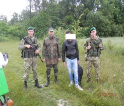 Прикордонники затримали на підступах до кордону трьох громадян Індії та громадянина Росії