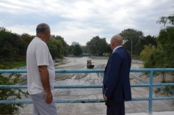 Первый вице-мэр Одессы проверил выполнение работ по очистке пруда в парке Победы