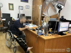 Поїде на протезування за кордон: на Закарпатті оформили паспорт військовому