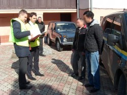 Громадян Азербайджану та Росії працівники міграційної служби Буковини передали до Волинського ПТПІ