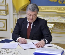 Порошенко ввел в действие решение СНБО о механизме проверки оснований для въезда россиян в Украину