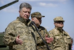 На оборонні заводи, які роками не працювали, треба повернути людей - Президент