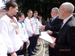 Чернівецькі міграційники привітали підшефну школу зі святом «останнього дзвоника»