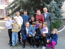Подружжя — переселенці з Донбасу взяли на виховання вже восьму дитину з діагнозом ВІЛ