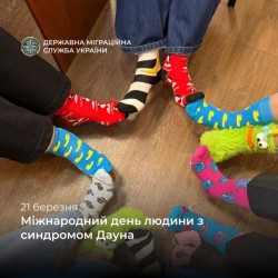 Різні шкарпетки - спільна цінність: у ДМС підтримують людей із синдромом Дауна