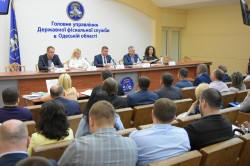 Глеб Милютин: на период курортного сезона фискальная служба возобновляет практику выездных семинаров для малого бизнеса на рынках и побережье