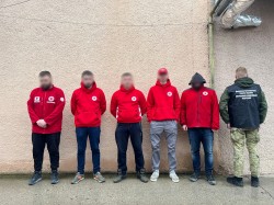 П’ятеро чоловіків прямували по гуманітарну допомогу за кордон. Але був нюанс