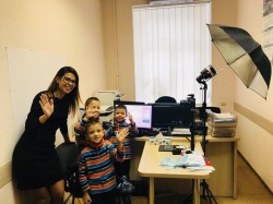 Відділ оформлення документів № 2 ГУДМС України у Дніпропетровській області відвідала трійня, щоб подати документи на оформлення закордонних паспортів