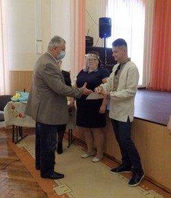Буковинські міграційники привітали випускників підшефної школи зі святом «Останнього дзвоника
