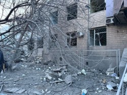 Ворожа атака на Київ: пошкоджено адміністративну будівлю Дарницького відділу ЦМУ ДМС