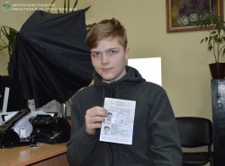 Без батьків: юнак самостійно оформив одразу два паспорти