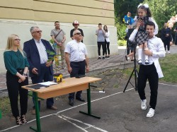 Свято з гірким присмаком війни: Буковинські міграційники привітали випускників підшефної школи з Днем останнього дзвоника
