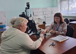 З дитинства в Україні: 40-річна жінка отримала перший паспорт  громадянина України