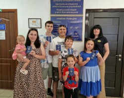 Сім закордонних паспортів для однієї родини: у подорож – усі разом