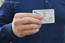 Безбар’єрні послуги: міграційники виїхали до лікарні для  оформлення паспорта