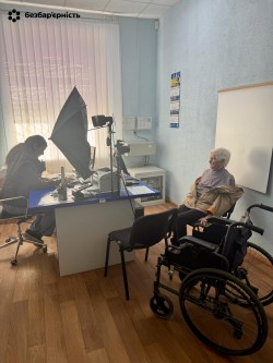 Хмельниччина без бар'єрів: ID-картка для 91-річної переселенки з  Донеччини!