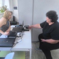На Сумщині мобільні підрозділи ДМС допомагають людям оформлювати документи навіть у найскладніших життєвих обставинах
