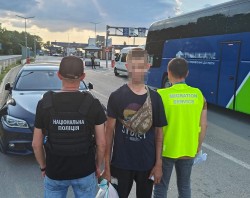 Незаконне перебування іноземця в Україні завершилося видворенням